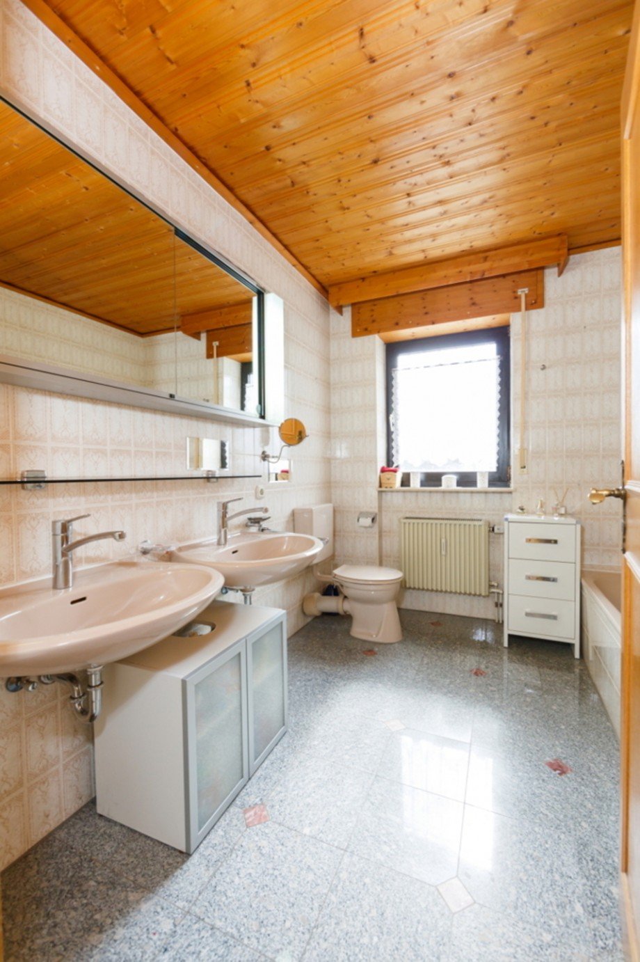 ...mit Wanne, Dusche und 2 Becken Mehrfamilienhaus Taunusstein