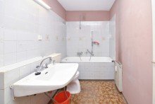Bad mit Wanne Eine lohnende Investition: Sanierungsbed�rftige Wohnung in sehr gepflegter Wohnanlage