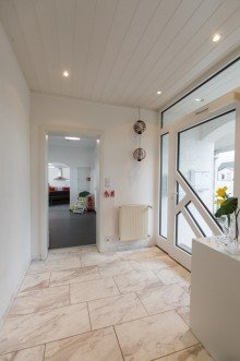 ...und Eingang zur Erdgeschosswohnung Einziehen und wohlf�hlen - hochwertig saniertes Zweifamilienhaus in Georgenborn