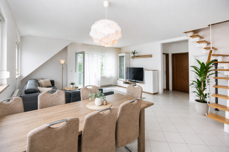 Wohnzimmer mit Balkonzugang Hohenstein Maisonettewohnung Helle Maisonette-Wohnung mit Loggia und zus�tzlicher Dachgeschossebene