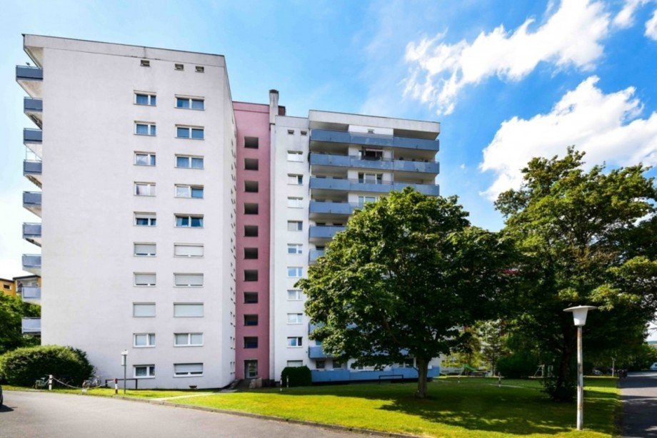 R�ckseite mit Gr�nanlage Etagenwohnung Taunusstein / Hahn