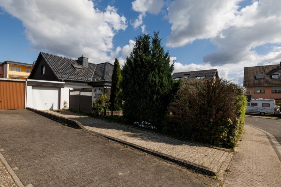 Terrasseneingang und Garage Einfamilienhaus Walluf