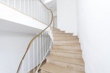 Treppenhaus Kapitalanlage: Traumhafte Maisonette mit Terrasse und Blick �ber Wiesbaden Naurod