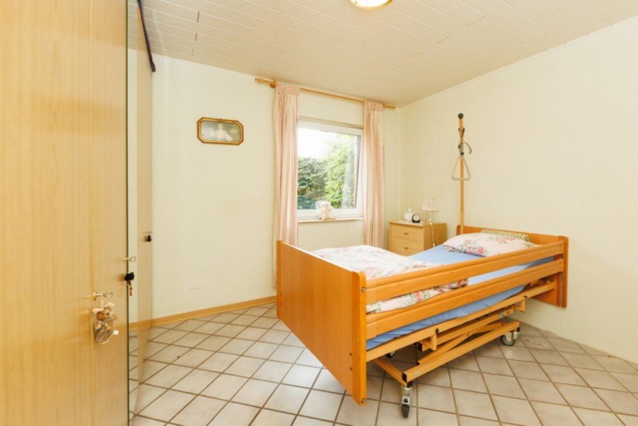 Schlafzimmer Souterrain Mehrfamilienhaus Heidenrod / Laufenselden