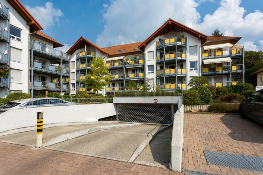 Breite Tiefgaragenzufahrt Terrassenwohnung Taunusstein