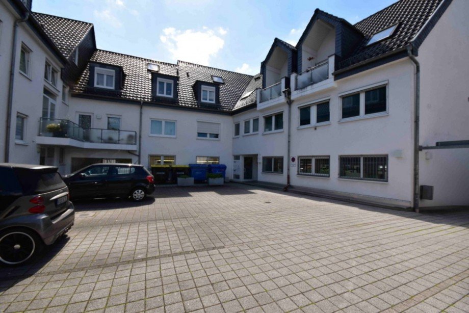Innenhof mit Eingang und Parkpl�tzen Ladenlokal Taunusstein