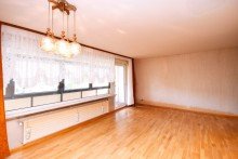 Lichtdurchflutetes Wohnzimmer... Bungalow mit Einliegerwohnung im Dornr�schenschlaf