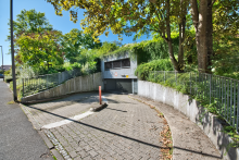 Tiefgarageneinfahrt Barrierearme Erdgeschosswohnung mit Sonnenloggia