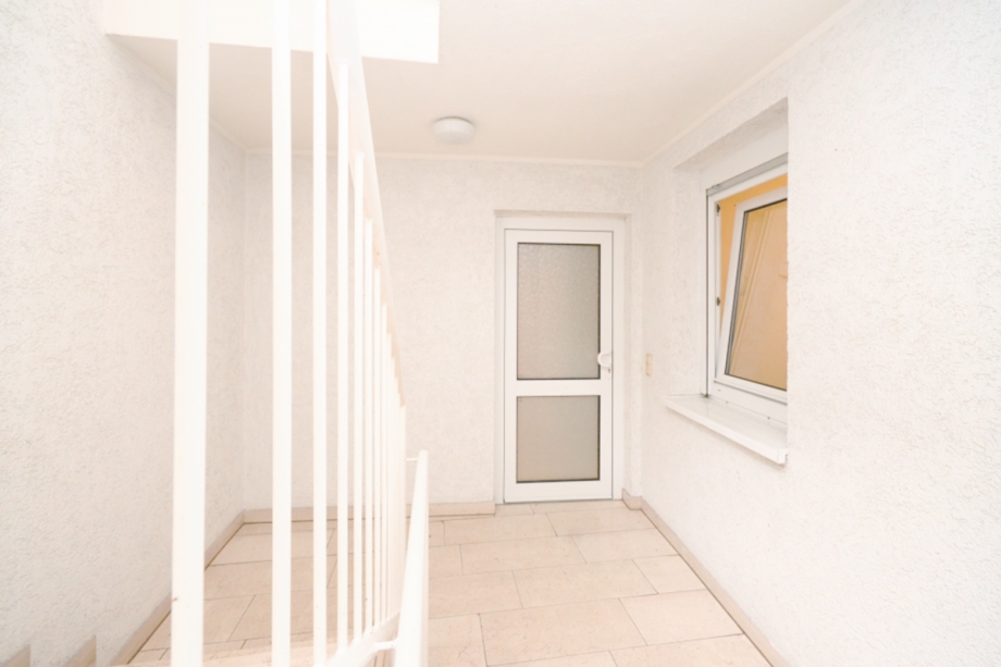 Treppenhaus mit Wohnungseingang Wohnung Kelkheim