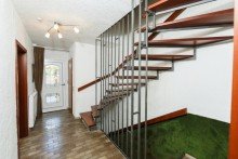 Diele mit Harfentreppe Ger�umiges Reihenhaus in sonniger S�dlage in WI-Auringen