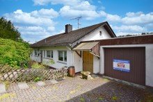 Stra�enseite... Bungalow mit Einliegerwohnung im Dornr�schenschlaf