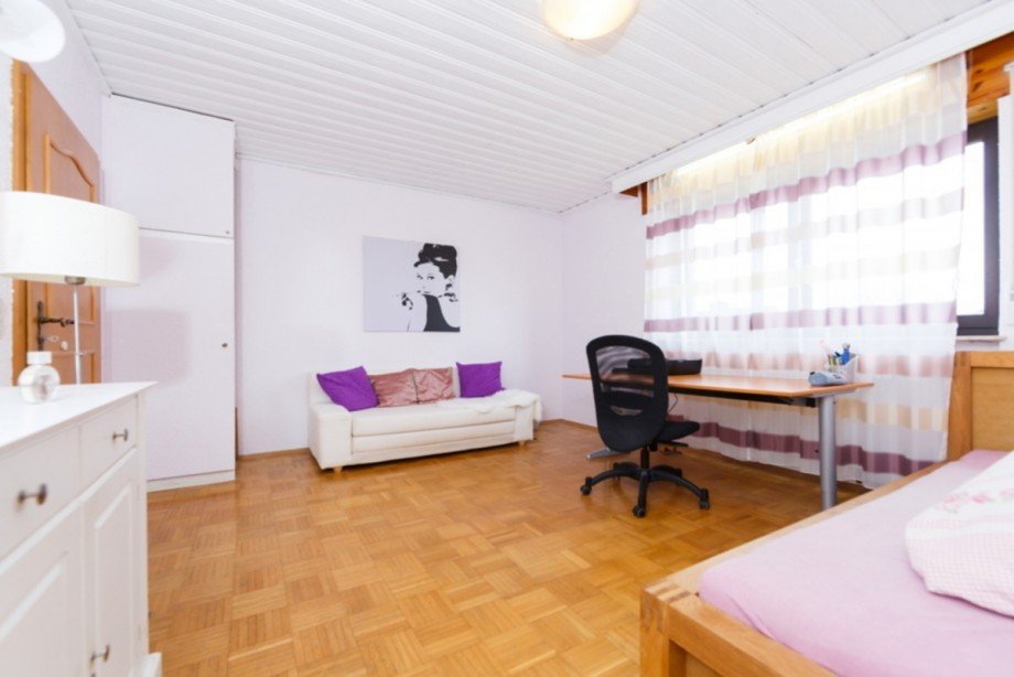 Gro�es Schlafzimmer Mehrfamilienhaus Taunusstein