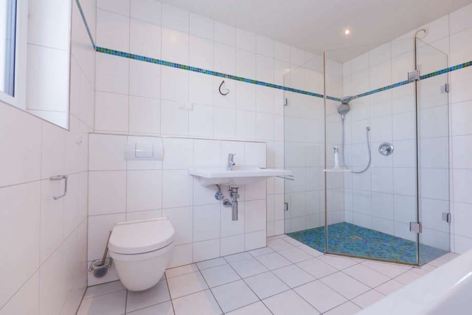 ...mit Wanne und gro�er Dusche Reihenhaus Bischofsheim