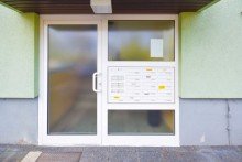 Eingangsbereich... Fu�l�ufig zu Mainzelbahn und Einkaufszentrum: Renovierungsbed�rftige, helle Wohnung in gepflegter Anlage