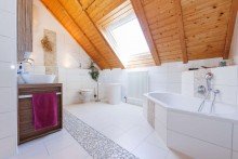 Gro�es Bad, 2011 errichtet mit luxuri�ser Wanne... Wohnen mit Herz: Modernisiertes Familienidyll mit Obstgarten und Platz f�r mehrere Generationen