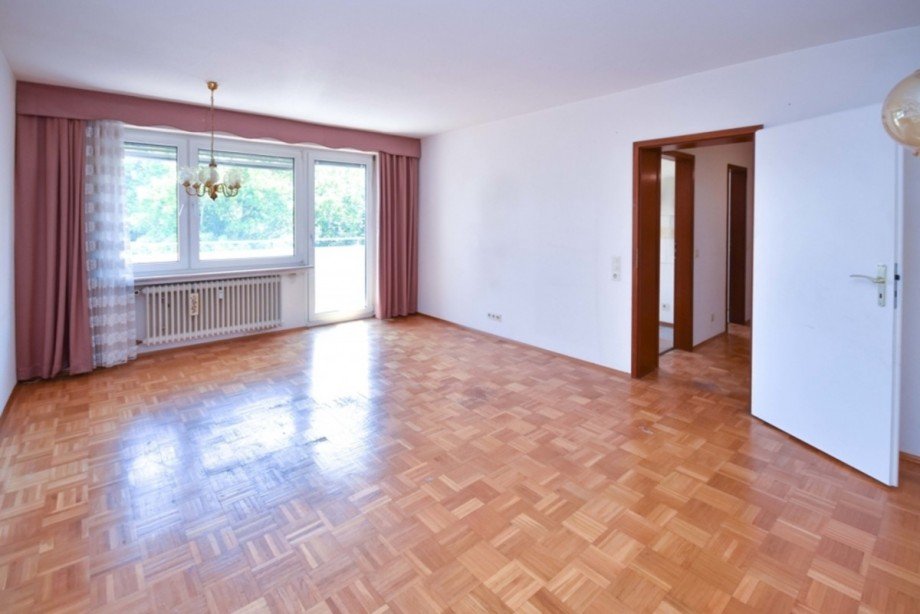 Lichtdurchflutetes Wohnzimmer mit Zugang zum gro�en... Etagenwohnung Taunusstein / Hahn