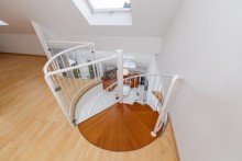 Treppe zum Wohnzimmer Kapitalanlage: Traumhafte Maisonette mit Terrasse und Blick �ber Wiesbaden Naurod