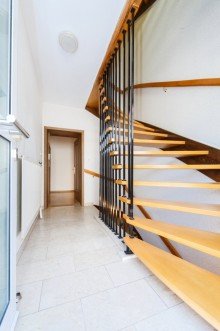 Elegante Harfentreppe Familientraum oder solide Kapitalanlage? Attraktives Dreifamilienhaus in Walldorf!