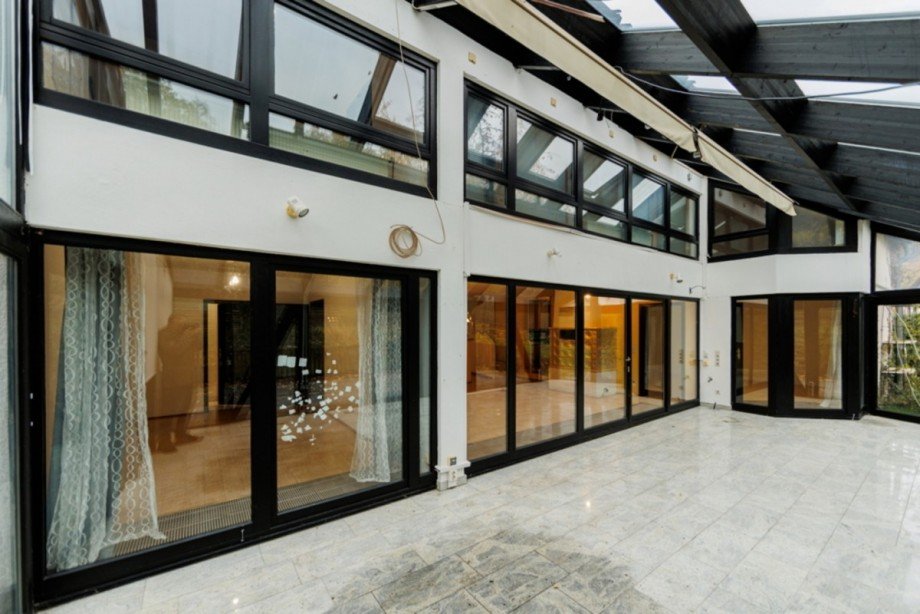 Die gro�en Glasfl�chen sorgen f�r ein lichtdurchflutetes Wohnzimmer Einfamilienhaus Idstein / Ehrenbach