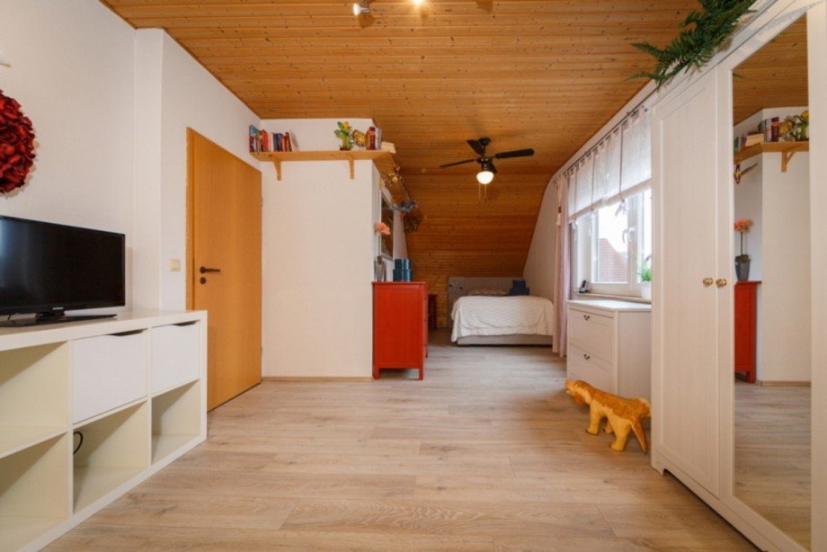 Helles Kinderzimmer DG Einfamilienhaus Gumbsheim