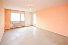 Wohnzimmer mit Zugang zur Loggia Fu�l�ufig zu Mainzelbahn und Einkaufszentrum: Renovierungsbed�rftige, helle Wohnung in gepflegter Anlage