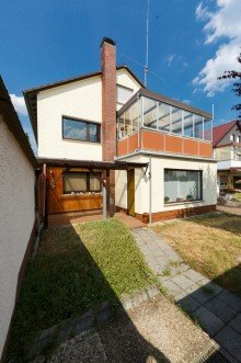 Blick auf Terrasse, Kaminzimmer und Wintergarten Familientraum oder solide Kapitalanlage? Attraktives Dreifamilienhaus in Walldorf!