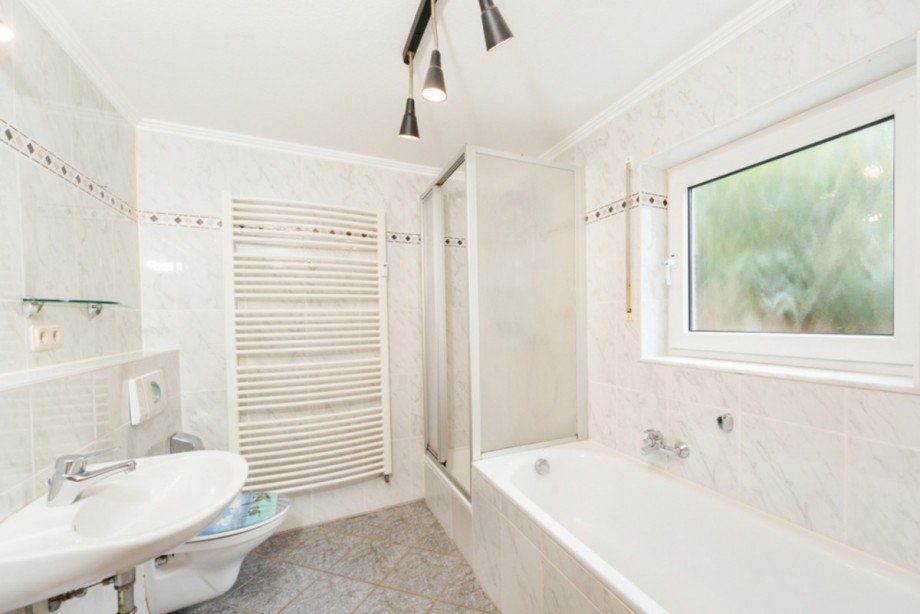 Bad en Suite mit Tageslicht, Wanne, Dusche und Handtuchheizk�rper Terrassenwohnung Aarbergen / Michelbach