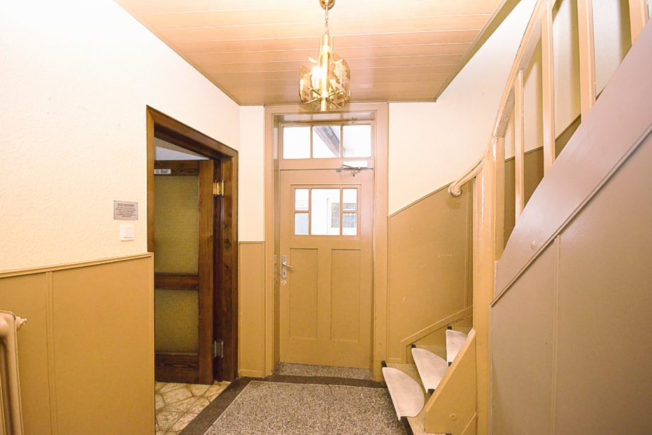 Eingangsbereich mit Treppenhaus EG Haupthaus Mehrfamilienhaus Hohenstein