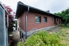 Links unten Eingang Souterrain, rechts Eingang Erdgeschoss Willkommen in Ihrem neuen Bungalow - Ein Zuhause voller Potenzial
