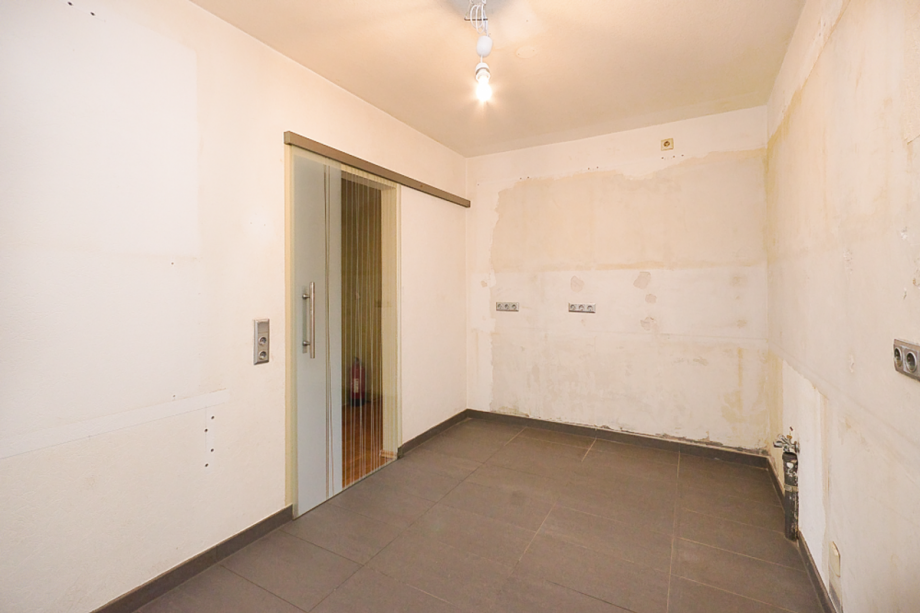 Gro�e K�che mit hochwertigen, modernen Fliesen Wohnung Kelkheim