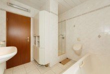 Bad OG mit Dusche... Flexibles Mehrgenerationenhaus mit Traumblick und separatem B�ro in Bleidenstadt