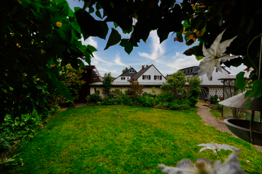 Blick vom Garten auf Garage und Schuppen Doppelhaush�lfte Taunusstein