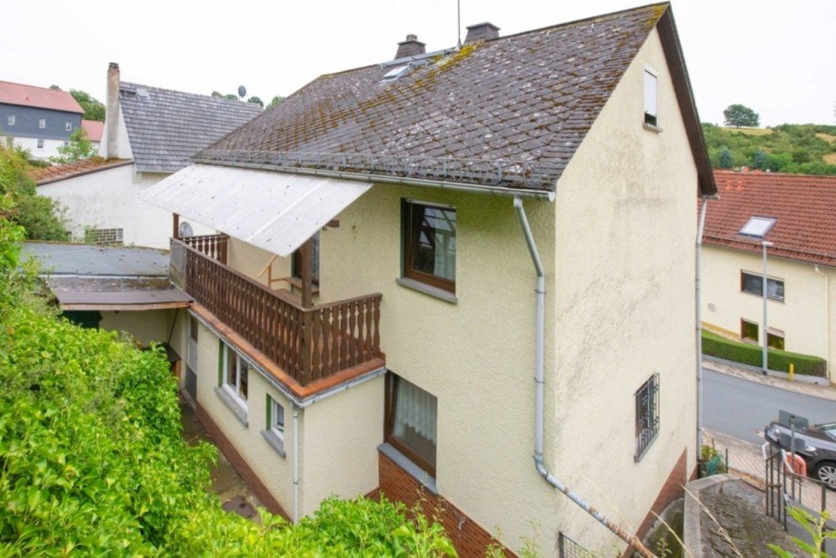 R�ckseite mit Innenhof Einfamilienhaus H�nstetten / Strinz-Trinitatis