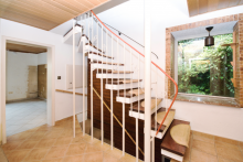 Harfentreppe Solides Haus mit gro�em Wohnbereich, XL-Balkon und Garten