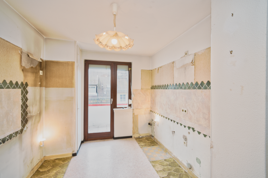 Gro�e K�che mit sch�nem Balkon in den Innenhof Etagenwohnung Mainz