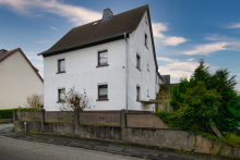 Seitenansicht Sanierungsobjekt mit Potenzial - Haus in guter Lage von L�hnberg