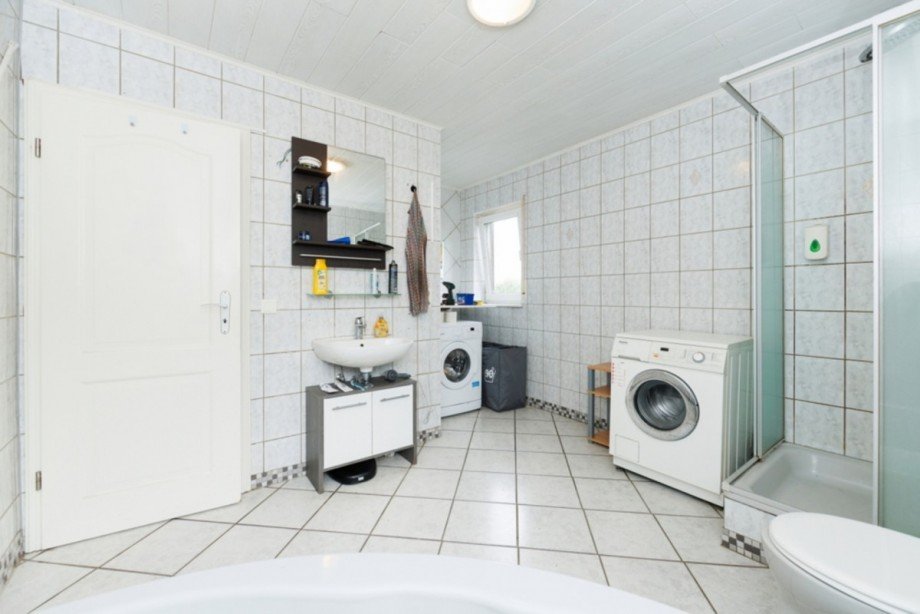 ...mit XL Wanne, Dusche und Waschmaschinenstellpl�tzen Mehrfamilienhaus Heidenrod / Laufenselden