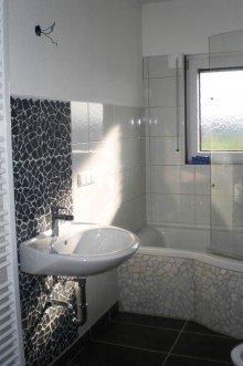 Badezimmer mit Dusch-Badewanne Kapitalanleger aufgepasst: Modernisiertes Mehrfamilienhaus in Heidenrod