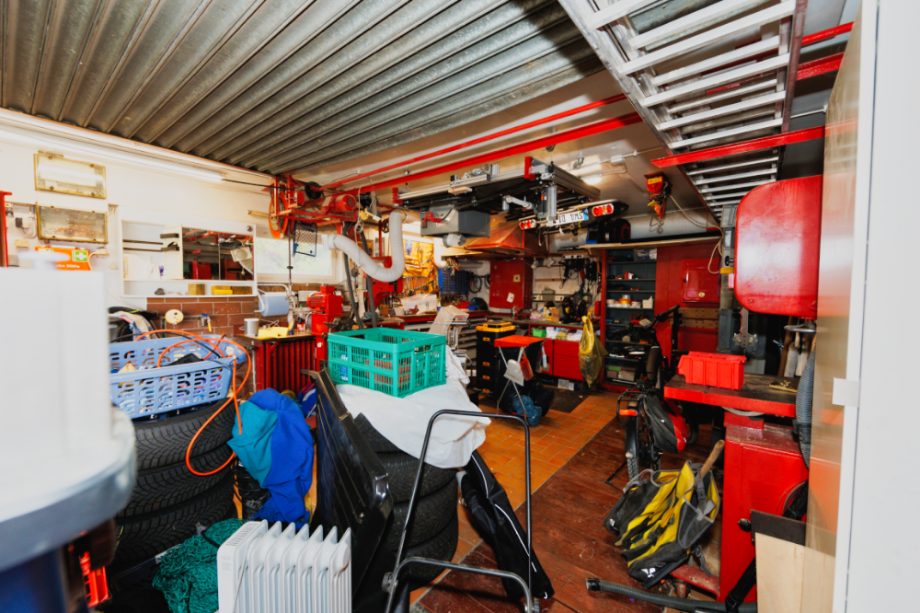 Gro�e XL Garage inkl. Grube mit Stehh�he Doppelhaush�lfte Taunusstein
