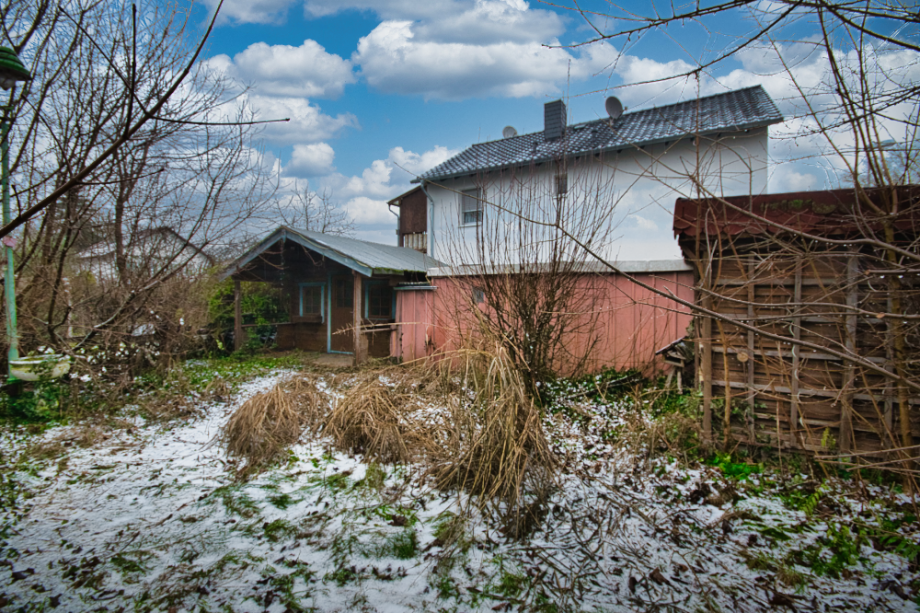 Garten - Blick auf die gro�e Garage Zweifamilienhaus Mainz