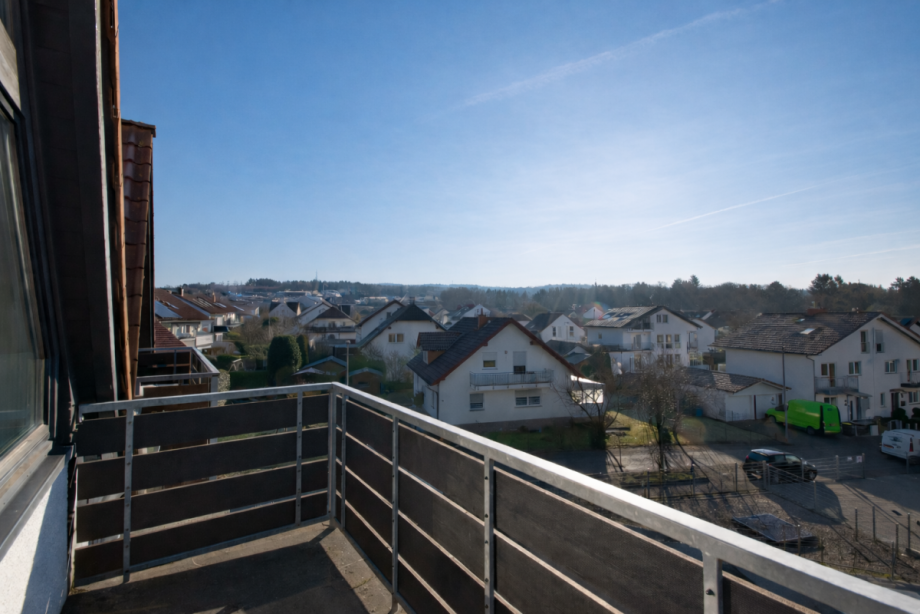 Gro�er Balkon mit Blick auf den Taunuskamm... Etagenwohnung Taunusstein