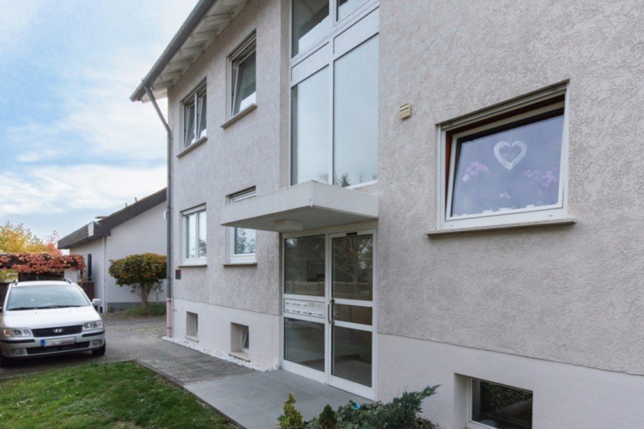 Eingangsbereich mit Stellplatz Etagenwohnung Eltville am Rhein / Rauenthal