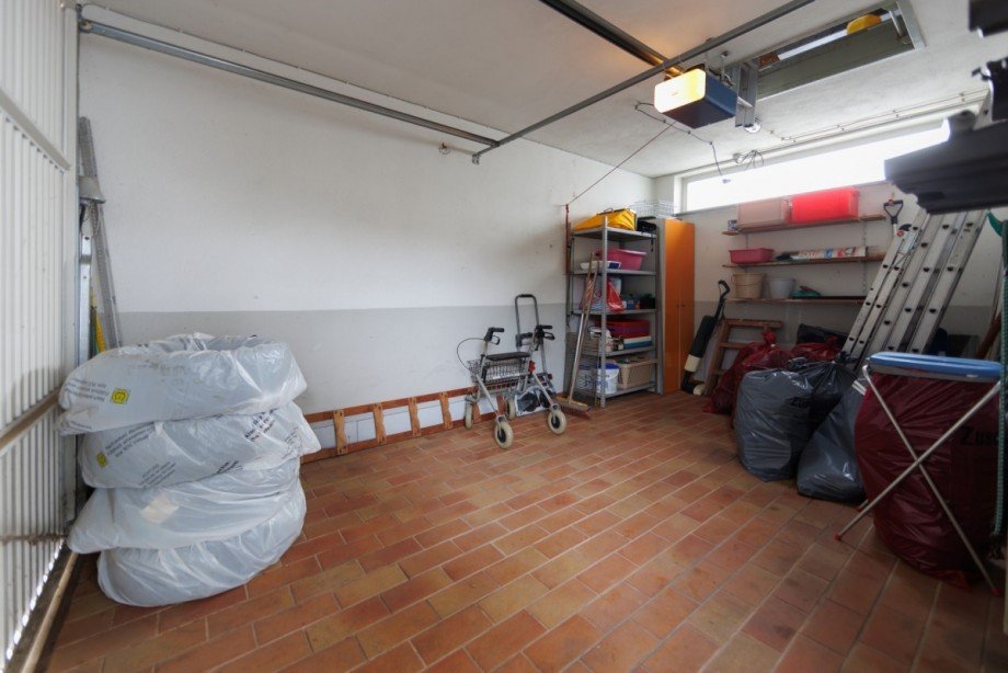 Gro�e Garage mit Abstellboden Einfamilienhaus H�nstetten