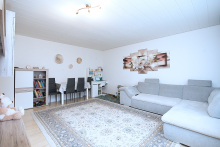 Gro�es Wohnzimmer mit viel Tageslicht Viel Wohnung f�rs Geld: Gr�n, gepflegt & gut geschnitten am Hahner Sonnenhang
