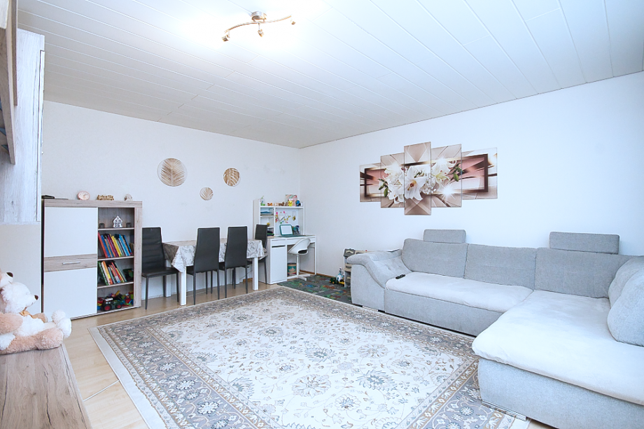 Gro�es Wohnzimmer mit viel Tageslicht Etagenwohnung Taunusstein / Hahn