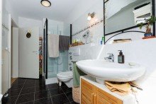 Gro�es Bad mit Dusche... Wohnen �ber den Weinbergen - Penthouse mit gro�er Dachterrasse