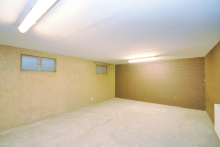 Gro�er Hobbykeller Perfekt f�r Paare und kleine Familien: Zuhause mit Kamin und kleinem Garten