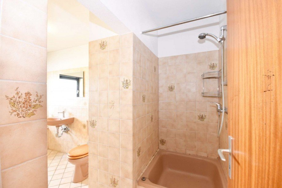 ...mit Wanne und Dusche OG Reihenendhaus Weiterstadt