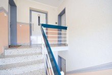 Helles, gepflegtes Treppenhaus mit Fahrstuhl Fu�l�ufig zu Mainzelbahn und Einkaufszentrum: Renovierungsbed�rftige, helle Wohnung in gepflegter Anlage