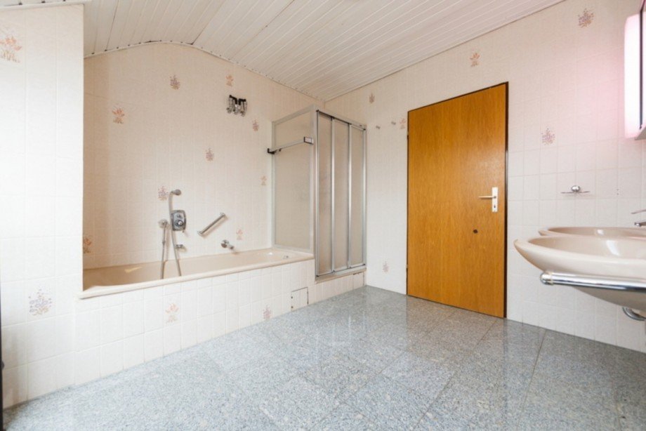 ...mit Dusche und Wanne Etagenwohnung Taunusstein / Orlen